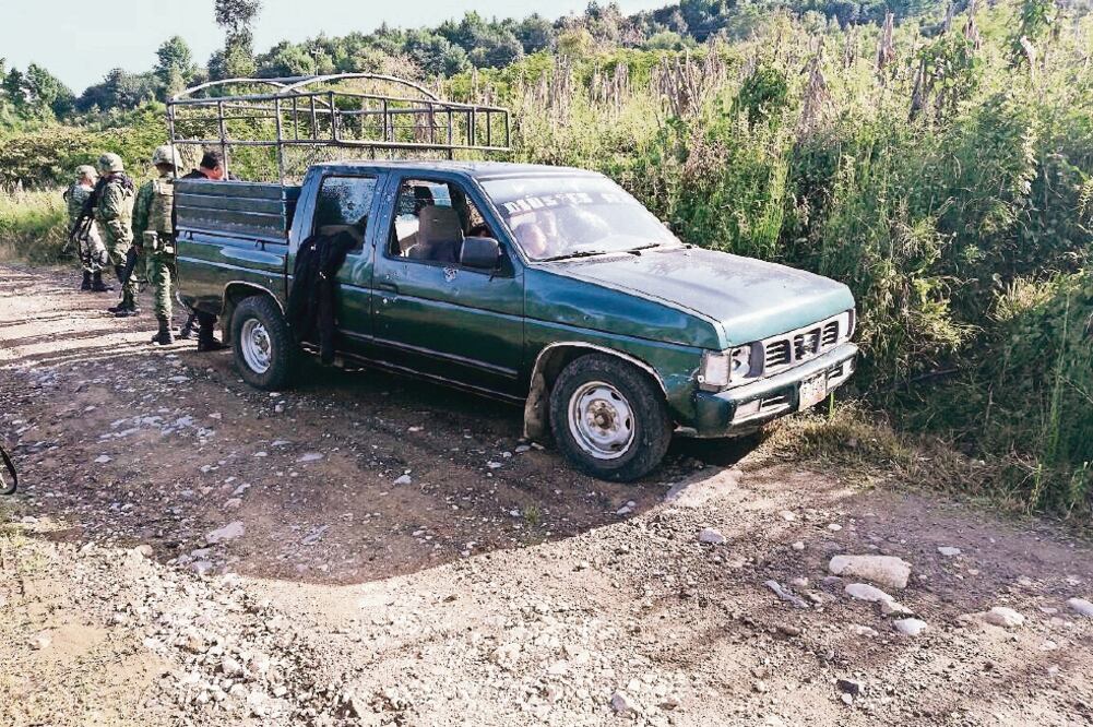 En un camino de terracería hacia el centro de Santa Martha quedó el vehículo con los cuerpos de las víctimas. (CORTESÍA)