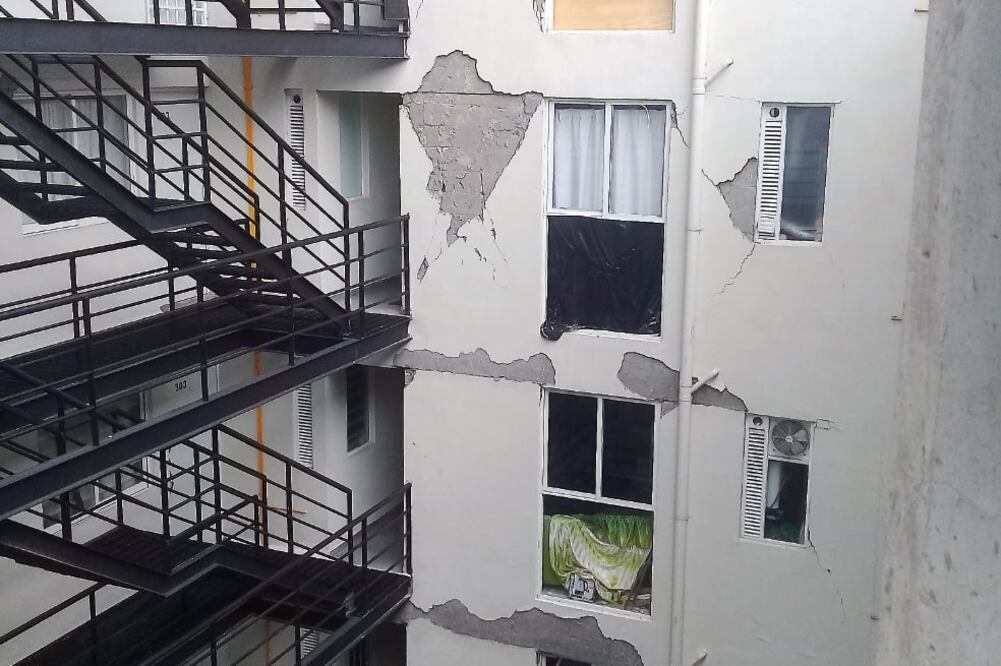 Ingenieros y arquitectos que viven en la zona advierten sobre el riesgo que representa el edificios que se ubica en San Antonio Abad 66. (DIANA VILLAVICENCIO. EL UNIVERSAL)