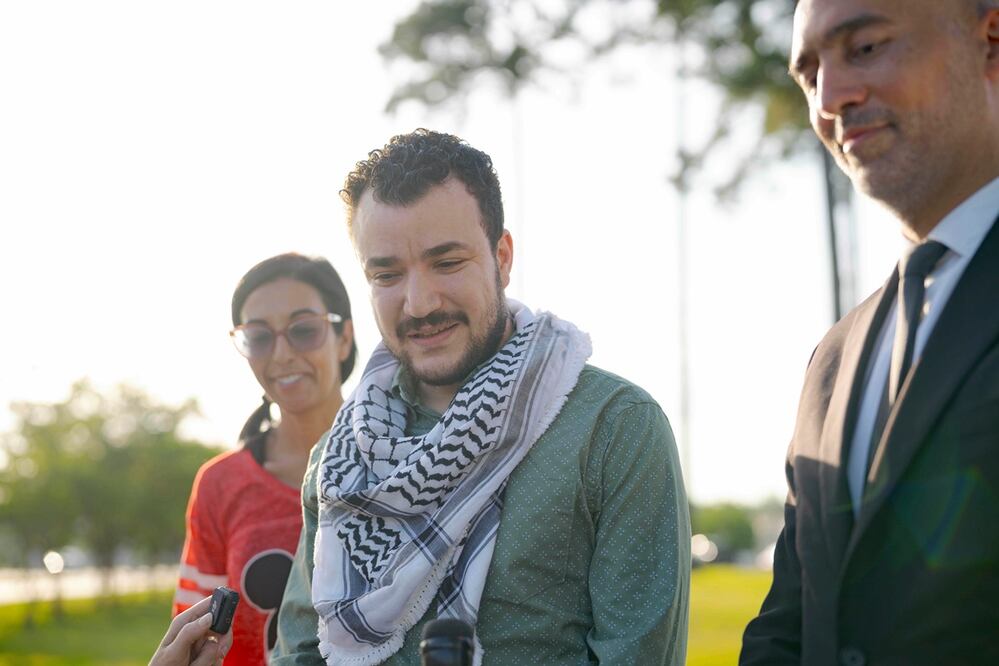 El activista propalestino Mahmoud Khalil (centro) habla tras ser liberado de un centro de procesamiento de ICE en Jena, Louisiana. Foto: AP