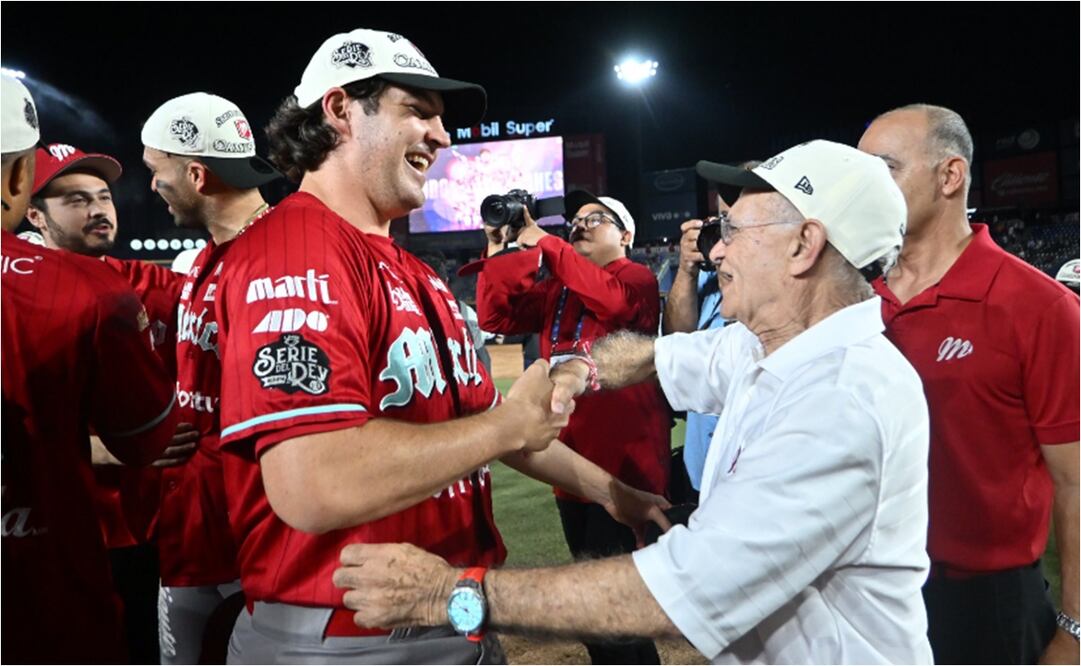 Trevor Bauer y Alfredo Harp Helú celebran el campeonato de los Diablos Rojos. FOTO: @DiablosRojosMX