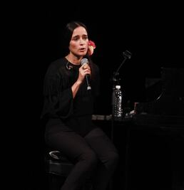 Julieta  ofrece luz en su nuevo álbum