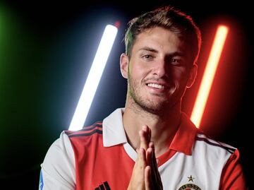 Santiago Giménez es elegido el mejor futbolista del Feyenoord