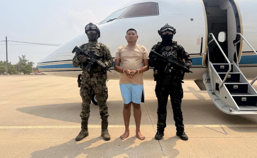 Carlos Alberto “N”, alias “La Parca” fue detenido junto al presidente municipal de Juchitán de Zaragoza, Oaxaca, Miguel Sánchez Altamirano (23/09/2026). Foto: Especial