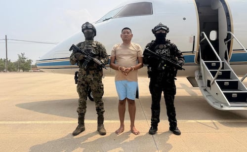 Carlos Alberto “N”, alias “La Parca” fue detenido junto al presidente municipal de Juchitán de Zaragoza, Oaxaca, Miguel Sánchez Altamirano (23/09/2026). Foto: Especial