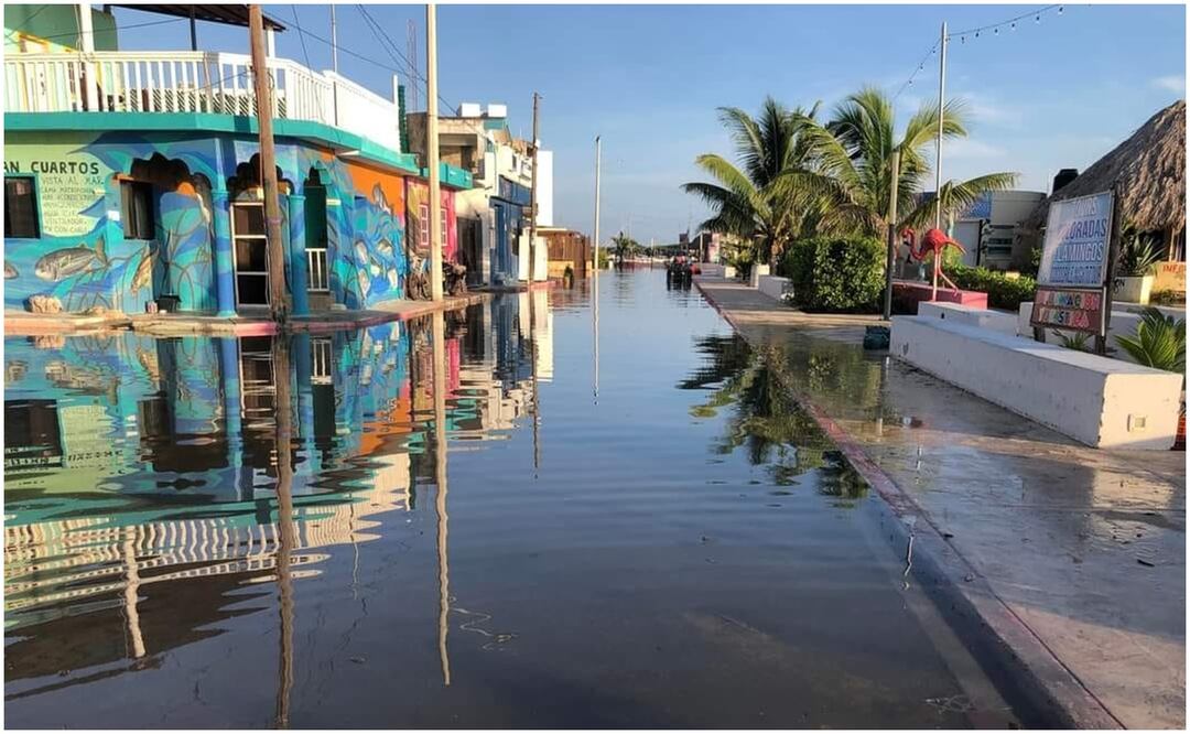 La creciente del mar en Río Lagartos, Yucatán inunda las principales calles de la región que se espera desciendan en uno o dos días. Foto: Especial