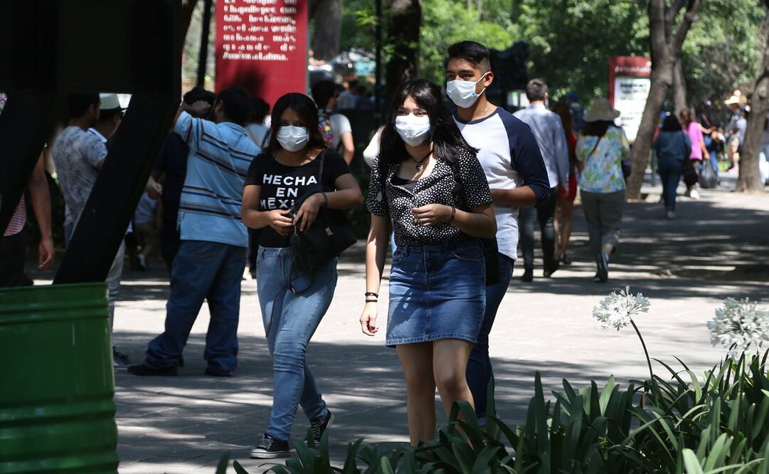 Jóvenes con cubrebocas en el bosque de Chapultepec / Carlos Mejía. EL UNIVERSAL