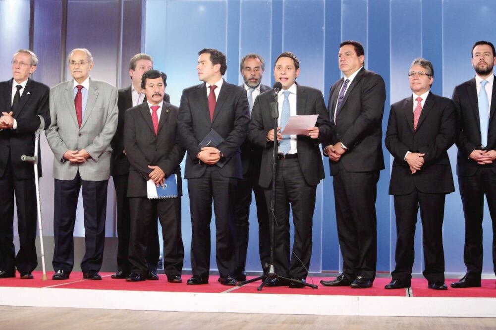 Bogotá. Los líderes de los partidos políticos colombianos reiteraron ayer su compromiso de formar una comisión que abra un diálogo nacional por la paz (MAURICIO DUEÑAS CASTAÑEDA. EFE)