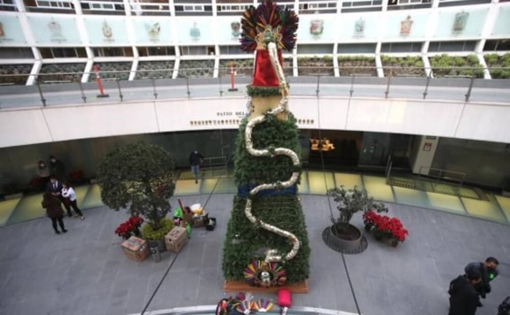 Árbol de Navidad con penachos en lugar de esferas causa polémica en el Senado