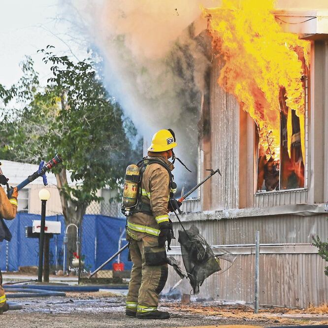 Bomberos intentan apagar un incendio en una vivienda, tras el sismo en Ridgecrest, California. MARIO TAMA. AFP