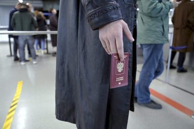 Rusia dejará de expedir pasaportes a personas movilizadas; Finlandia afina veto a turistas rusos