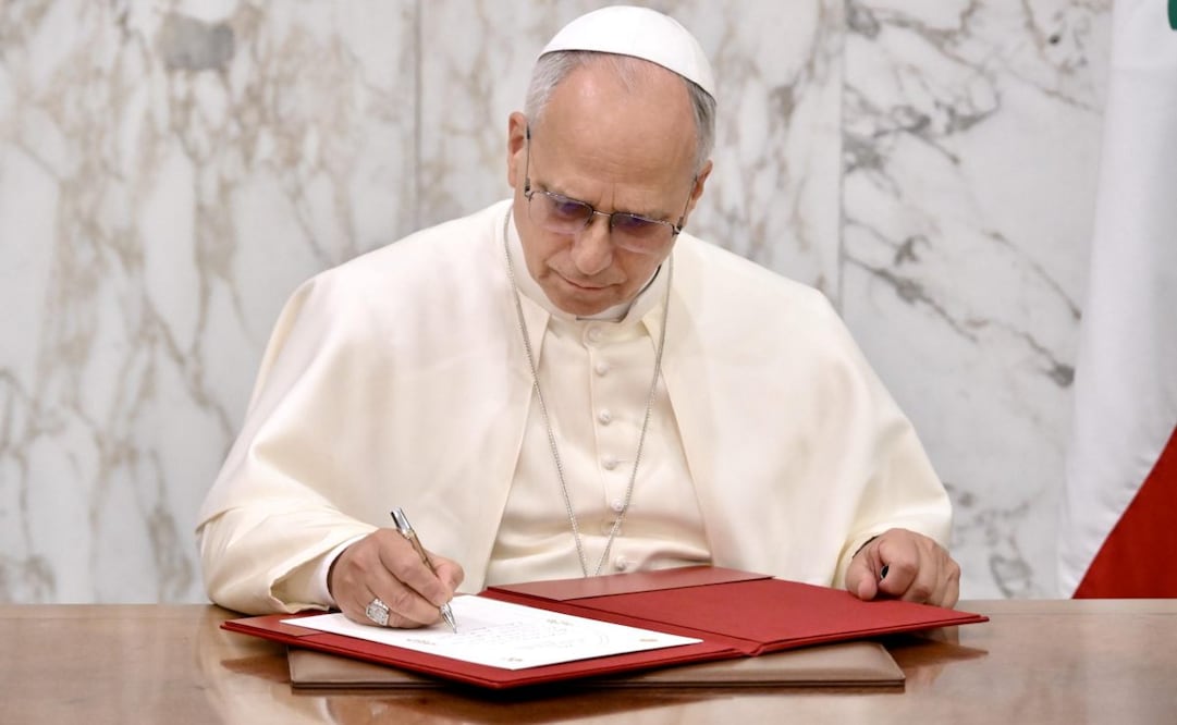 El Papa León XIV (C) escribe una dedicatoria en el libro de visitas al final de su visita de cortesía al presidente libanés Joseph Aoun y a su esposa en el Palacio Presidencial de Beirut, Líbano, el 30 de noviembre de 2025. El Papa León XIV realiza su primera visita apostólica fuera de Italia desde su elección como pontífice. Visitó Turquía el 27 de noviembre y continúa su viaje al Líbano del 30 de noviembre al 2 de diciembre. Foto: EFE