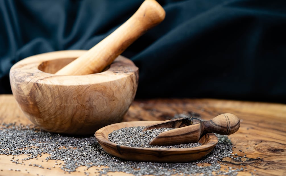 Si se quiere comer las semillas de chía sin hidratar es importante que estén molidas, para que el cuerpo pueda absorber los nutrientes. Foto: Canva