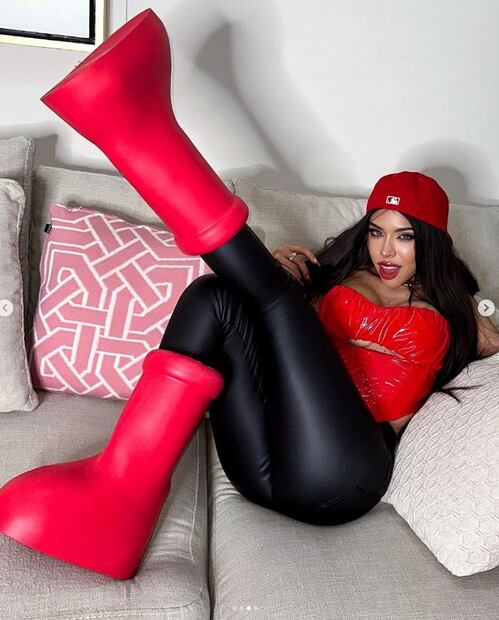 Yeri Mua con las "Big Red Boots" de MSCHF