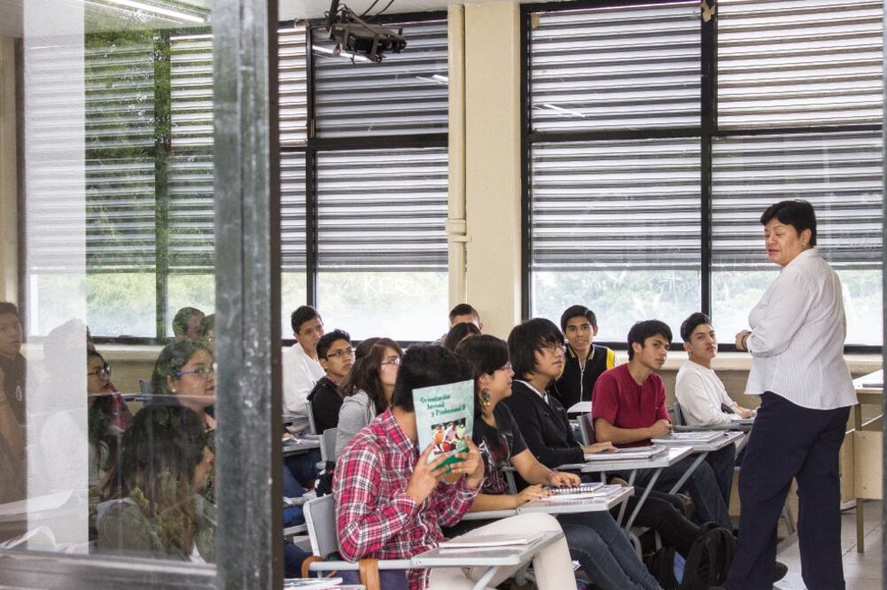 Las puertas del CECyT 11, Wilfrido Massieu, ubicado en el Casco de Santo Tomás, fueron reabiertas ayer, luego de que los estudiantes que mantenían cerrado el plantel hicieron entrega de las instalaciones a las autoridades escolares (JENNIFER NAVA)