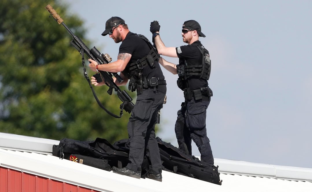 Francotiradores que llegaron antes de Trump al mitin para protegerlo en caso de un atentado. Foto: David Maxwell/EFE