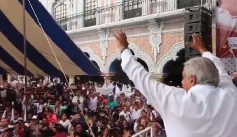 Tras mitin en Puebla, AMLO pide minuto de aplausos por candidato asesinado