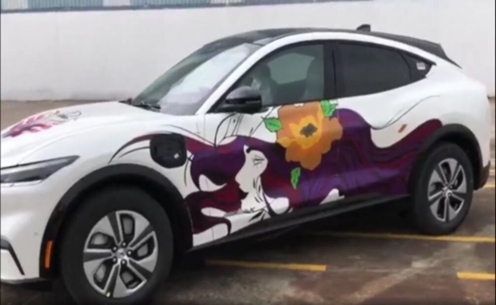 Inician producción del Mustang eléctrico en Cuautitlán; mujeres ensamblan primera unidad