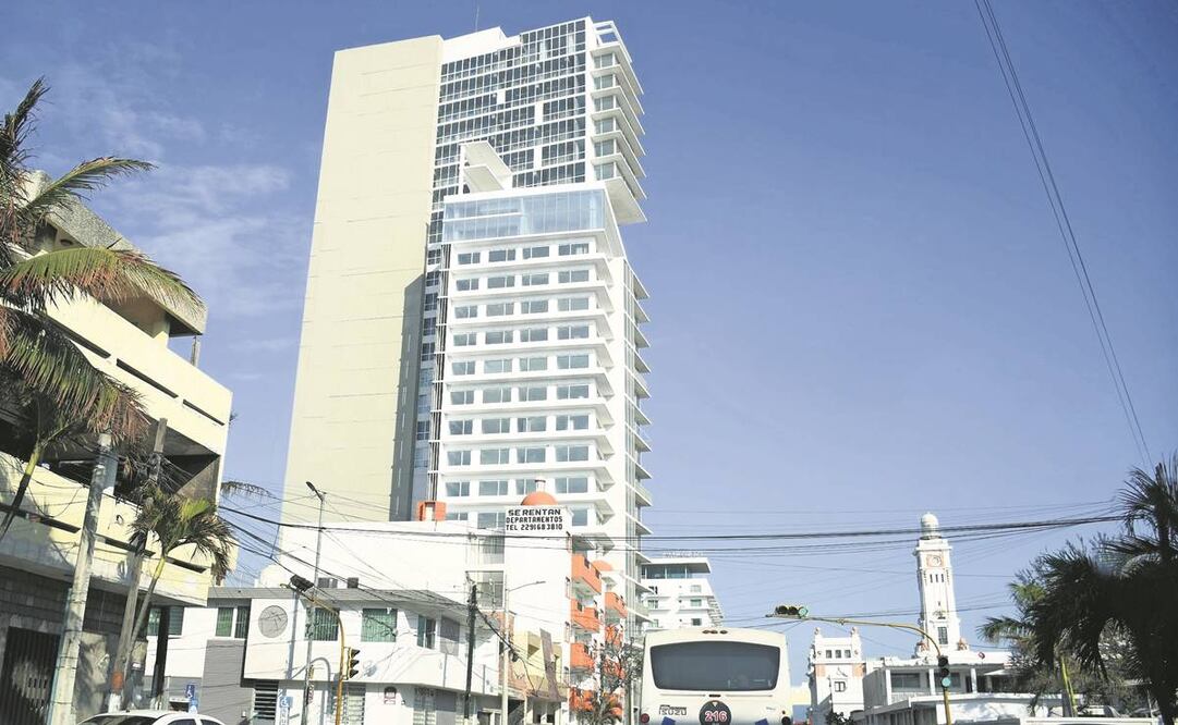 La “Torre Centro” se ubica en la esquina de la avenida Xicoténcatl y calle Mariano Arista, a sólo una cuadra del malecón de Veracruz. Fotos: Patricia Morales/ EL UNIVERSAL.