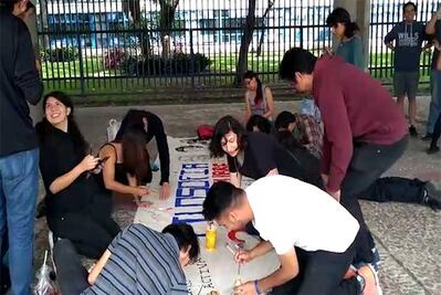 Alistan universitarios mantas para marcha del 2 de octubre