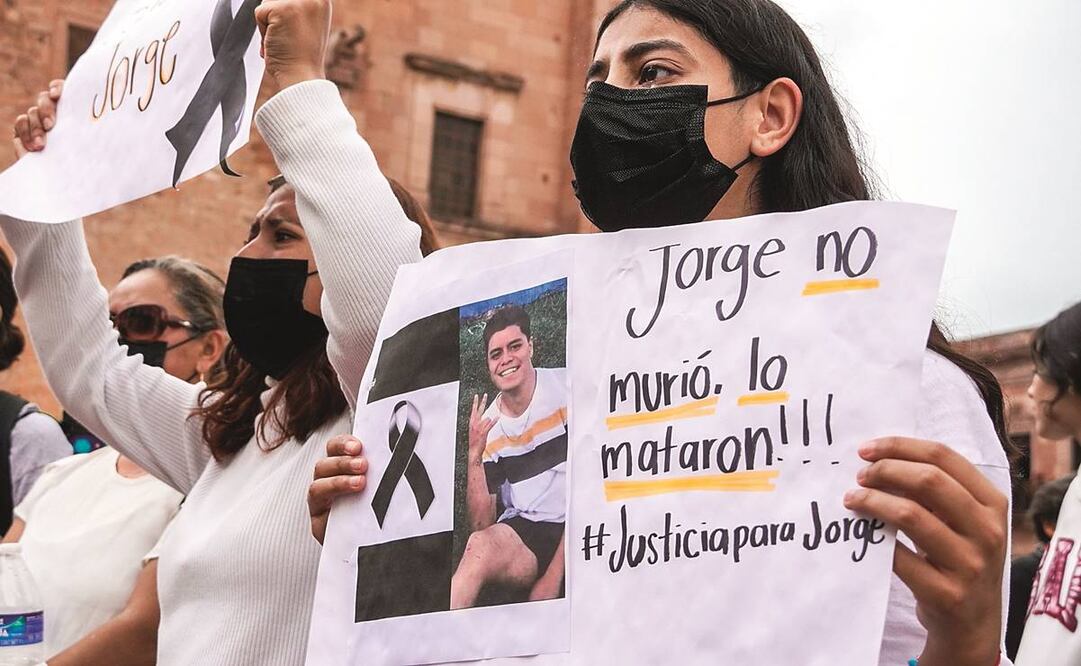Manifestantes llegaron hasta el Palacio de Gobierno para exigir a las autoridades esclarecer el caso del joven que murió el fin de semana. Foto:Diana Valdez/EL UNIVERSAL