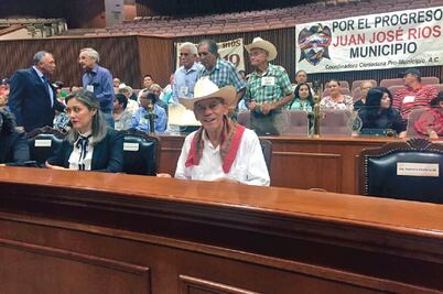Dos diputados sinaloenses asisten a sesión con sombrero; defienden su uso 