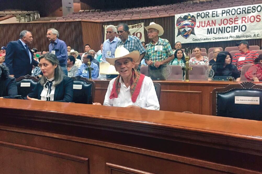 Identidad. El morenista Ocadio García dijo que como hombre del campo, el sombrero es parte de su atuendo de trabajo. Foto: JAVIER CABRERA. EL UNIVERSAL