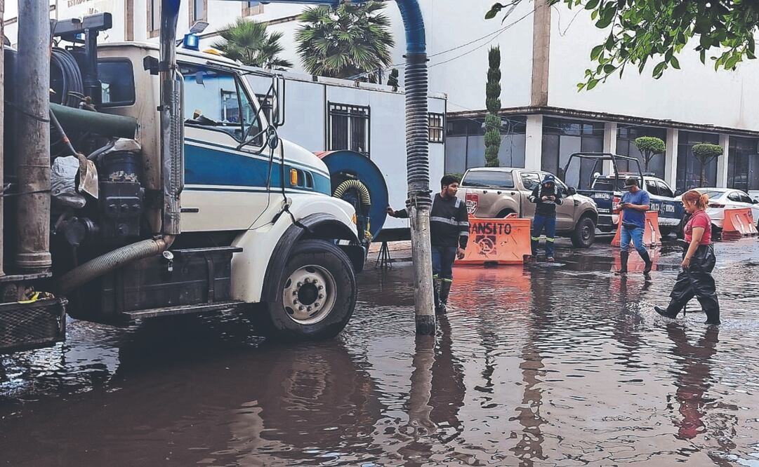 La lluvia de este miércoles en Ecatepec inundó vialidades como la Vía José López Portillo, Viaducto Tulpetlac, Insurgentes y avenida Revolución. Foto Especial
