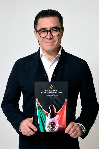 “Un recuerdo para ellos de gloria”, el libro de Antonio Rosique - Foto: TV Azteca