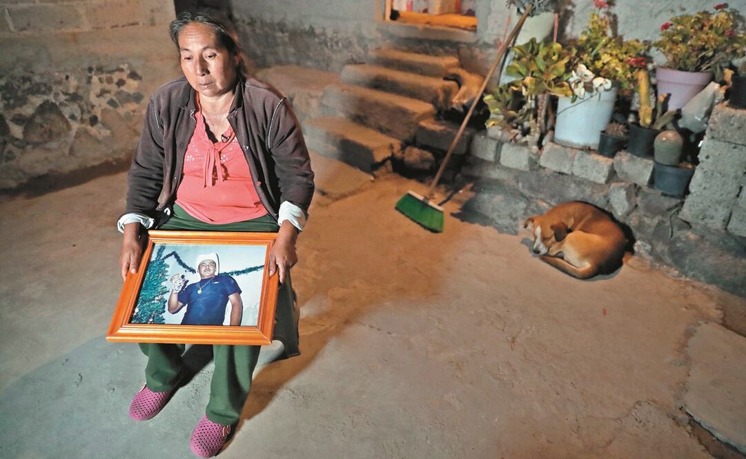 Alberta Montiel y su esposo, Nicolás Preciado, posan junto a la fotografía de su hijo mayor, Santos, quien después de permanecer internado una semana en el hospital de Tula, Hidalgo, murió por la gravedad de sus quemaduras. IVÁN STEPHENS. EL UNIVERSAL