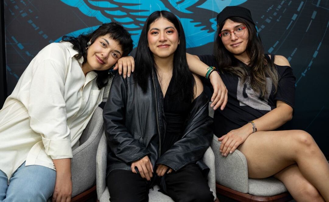 Poli, persona organizadora de la movilización; Andru, cofundadora de la marcha, y Sam, responsable de la feria de salud del evento. | Foto: Hugo Salvador.