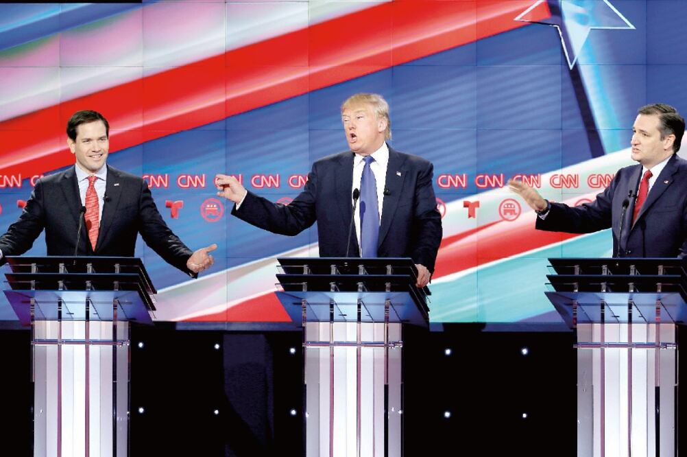 El empresario Donald Trump, flanqueado por los senadores Marco Rubio, de Florida (izq.), y Ted Cruz, de Texas, durante un momento del debate celebrado anoche en la Universidad de Houston y transmitido por la cadena CNN (DAVID J. PHILLIP. AP)
