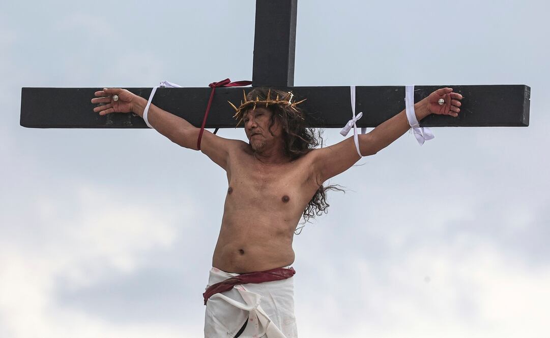 Ruben Enaje, en la cruz en una recreación de la crucifixión de Cristo como parte de los ritos del Viernes Santo en San Pedro Culud, al norte de Manila, Filipinas. Foto: AP