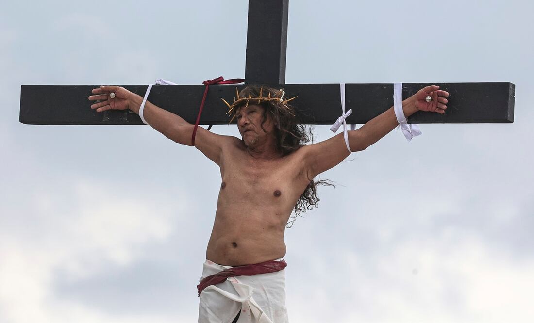 Ruben Enaje, en la cruz en una recreación de la crucifixión de Cristo como parte de los ritos del Viernes Santo en San Pedro Culud, al norte de Manila, Filipinas. Foto: AP