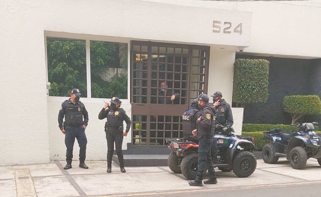 Elementos de la SSC vigilan el domicilio de Miguel Ángel Vásquez. Vecinos temen algún riesgo por su presencia en la vivienda. Foto: David/ EL UNIVERSAL.