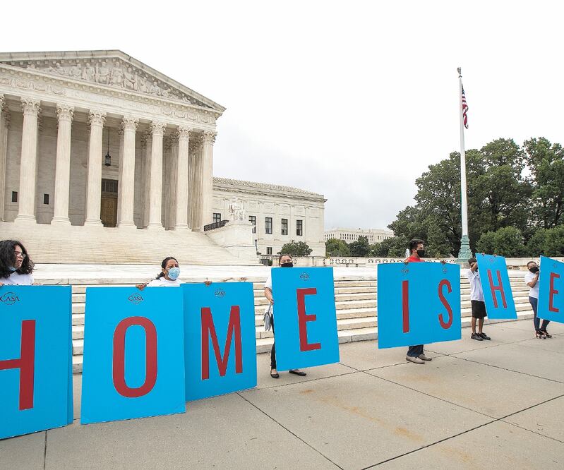 Soñadores en Washington se reunieron el pasado 18 de junio afuera de la sede de la Suprema Corte, que ese día decidió que Trump no podía poner fin al DACA del modo en que lo planteó. AP. ARCHIVO