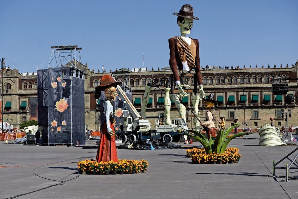 Desde temprano, trabajadores maniobraban para montar grandes calaveras de la megaofrenda, en la plancha del Zócalo. Foto: Fernanda Rojas / EL UNIVERSAL