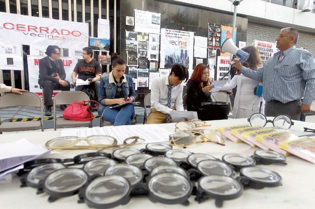 Integrantes de Vecinos Unidos protestaron frente al Invea para exigir que resuelva sus denuncias por violaciones al uso de suelo en Coyoacán, Miguel Hidalgo, Benito Juárez y Azcapotzalco (FERNANDO RAMÍREZ. EL UNIVERSAL)