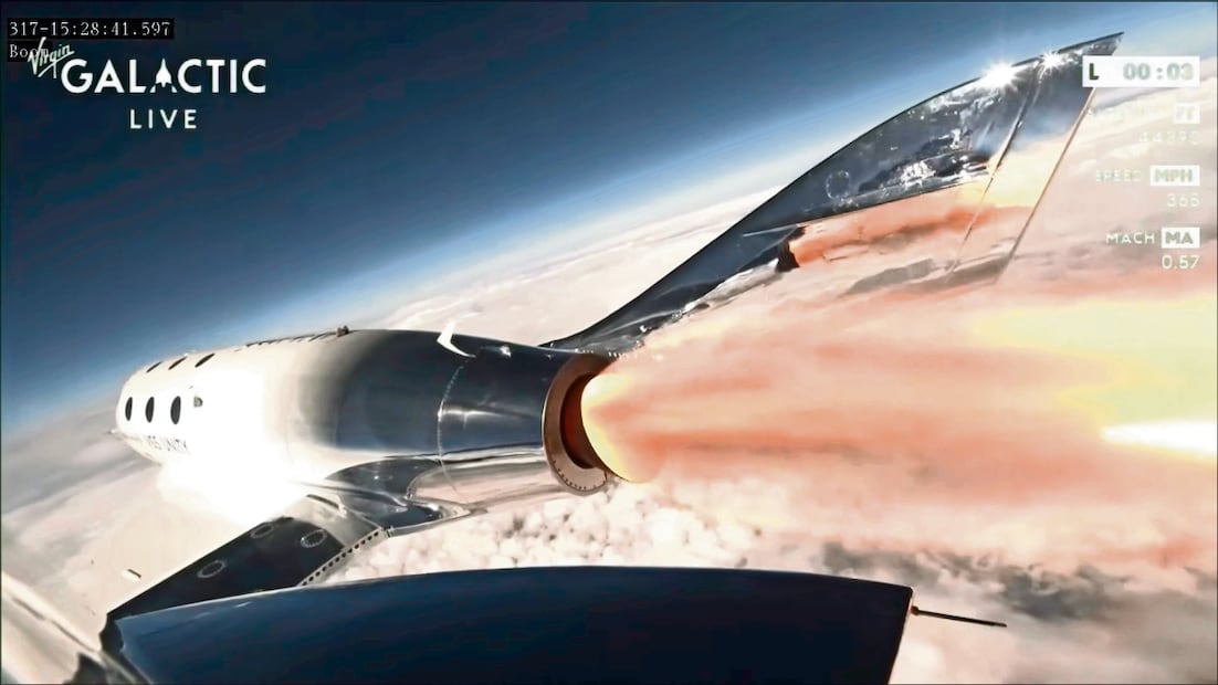 Virgin Galactic lleva a sus primeros clientes al espacio