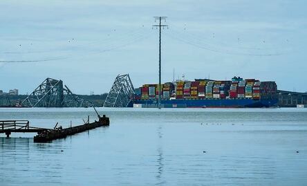 SRE confirma que cuerpo encontrado tras accidente en puente de Baltimore es de mexicano