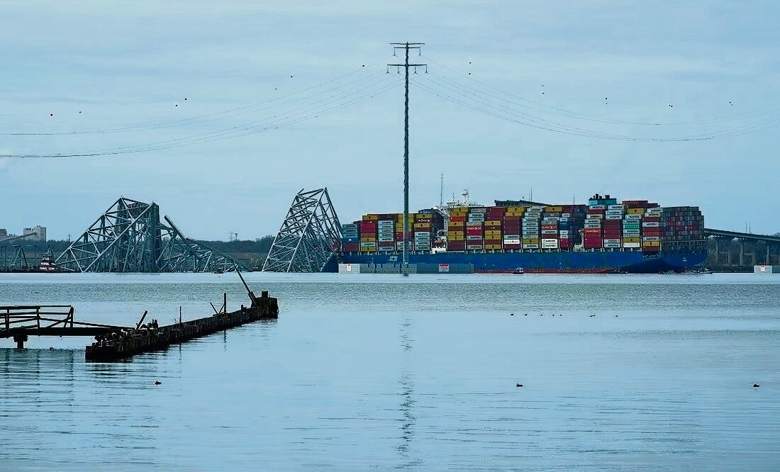 El puente Francis Scott Key colapsó por el impacto de un portacontenedores contra él y ese mismo día se encontraron dos cuerpos. Foto: Agencias