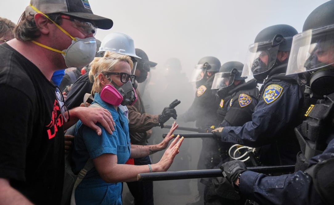 Manifestantes se enfrentan con la policía en la autopista 101, cerca del centro metropolitano de detención, el domingo 8 de junio de 2025, en Los Ángeles. Foto: AP/Archivo