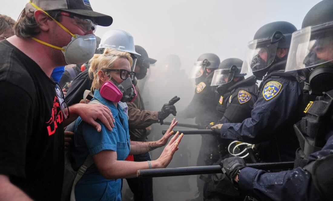 Manifestantes se enfrentan con la policía en la autopista 101, cerca del centro metropolitano de detención, el domingo 8 de junio de 2025, en Los Ángeles. Foto: AP/Archivo