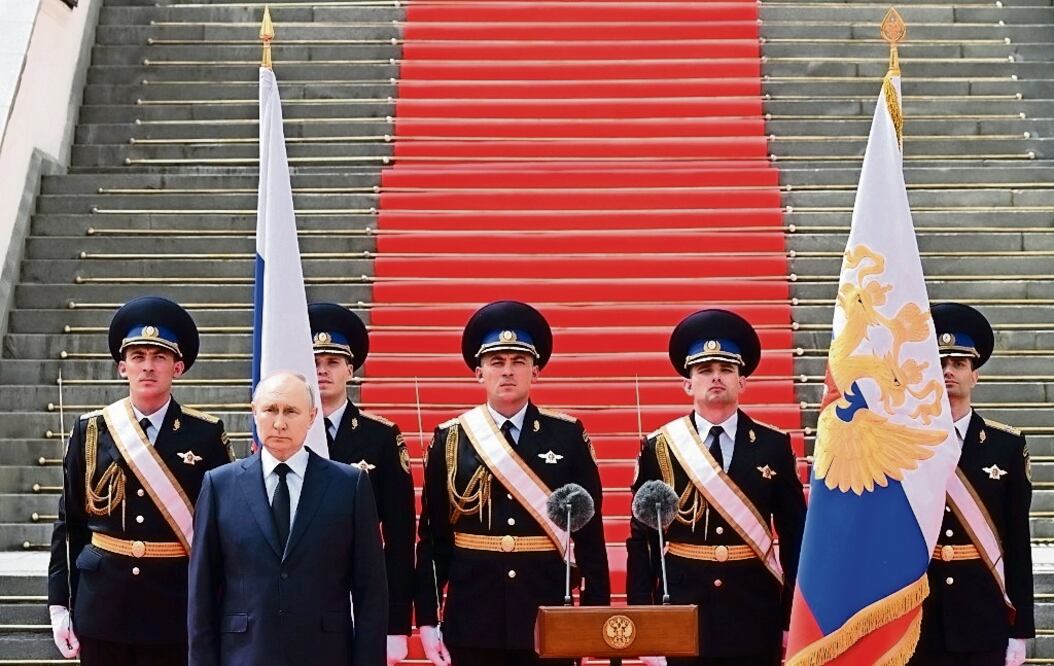 El presidente ruso, Vladimir Putin, guardó ayer un minuto de silencio en Moscú por los pilotos muertos en enfrentamientos con los amotinados durante la revuelta de los mercenarios del Grupo Wagner. Foto: Sergei Guneyev/AFP