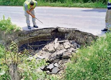 Reportan hundimiento en carretera Tonatico-Taxco