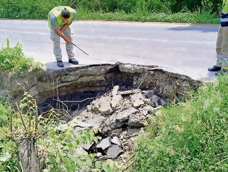 El área afectada abarca casi la mitad de un carril de la carretera federal. Foto Especial