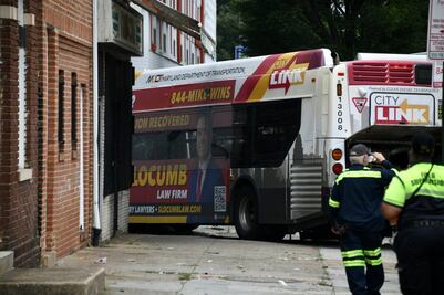 Autobús choca contra edificio en Baltimore y deja al menos 15 heridos