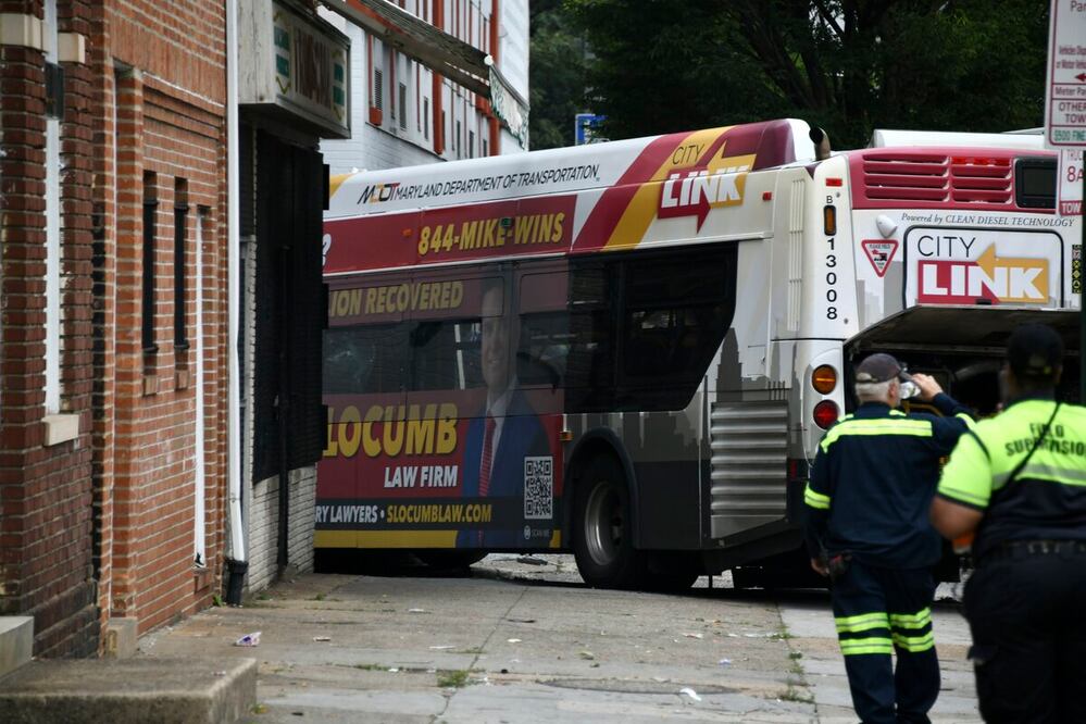 Los socorristas trabajan en la escena de un accidente de varios vehículos en Baltimore. Foto: AP
