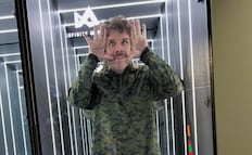 Perez Hilton, hospitalizado en estado grave pero estable; su madre solicita la custodia temporal de sus tres hijos
