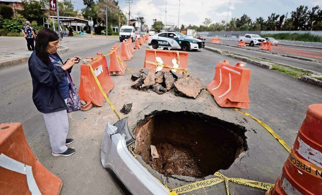 Se puede reportar los baches en WhatsApp, chat locatel, teléfono y app CDMX. Foto: Diego Simón / EL UNIVERSAL