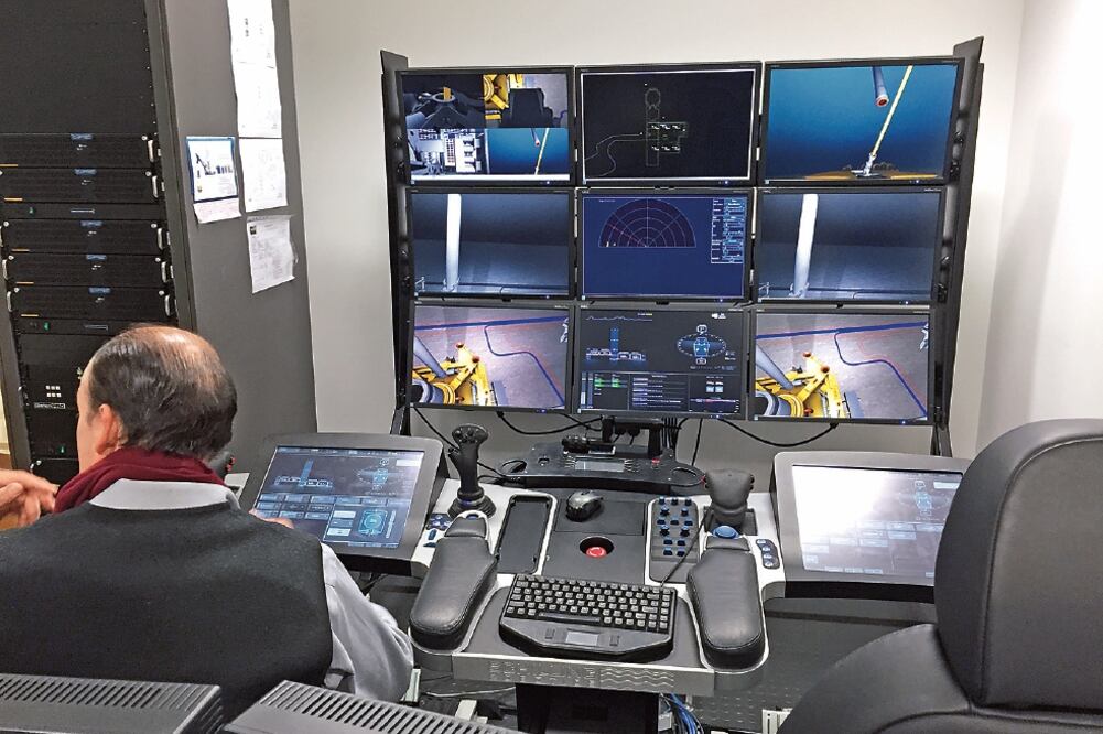 Mediante simuladores, tanto la industria privada como las universidades ofrecen manejar plataformas o perforaciones de pozos (MARIO VERDUSCO. EL UNIVERSAL)